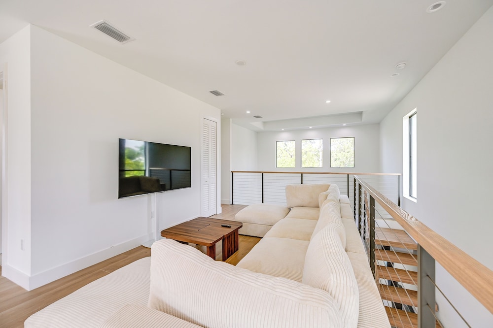 3 Mi to Naples Beach: Luxurious Home w/ Pool!