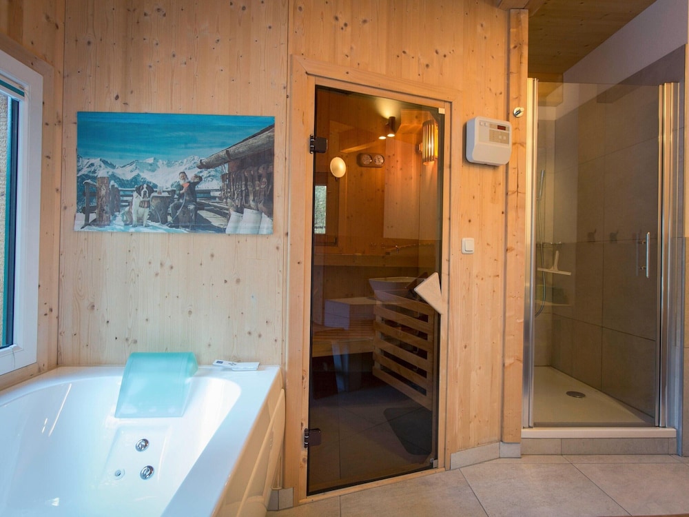 Modern Cottage With Whirlpool