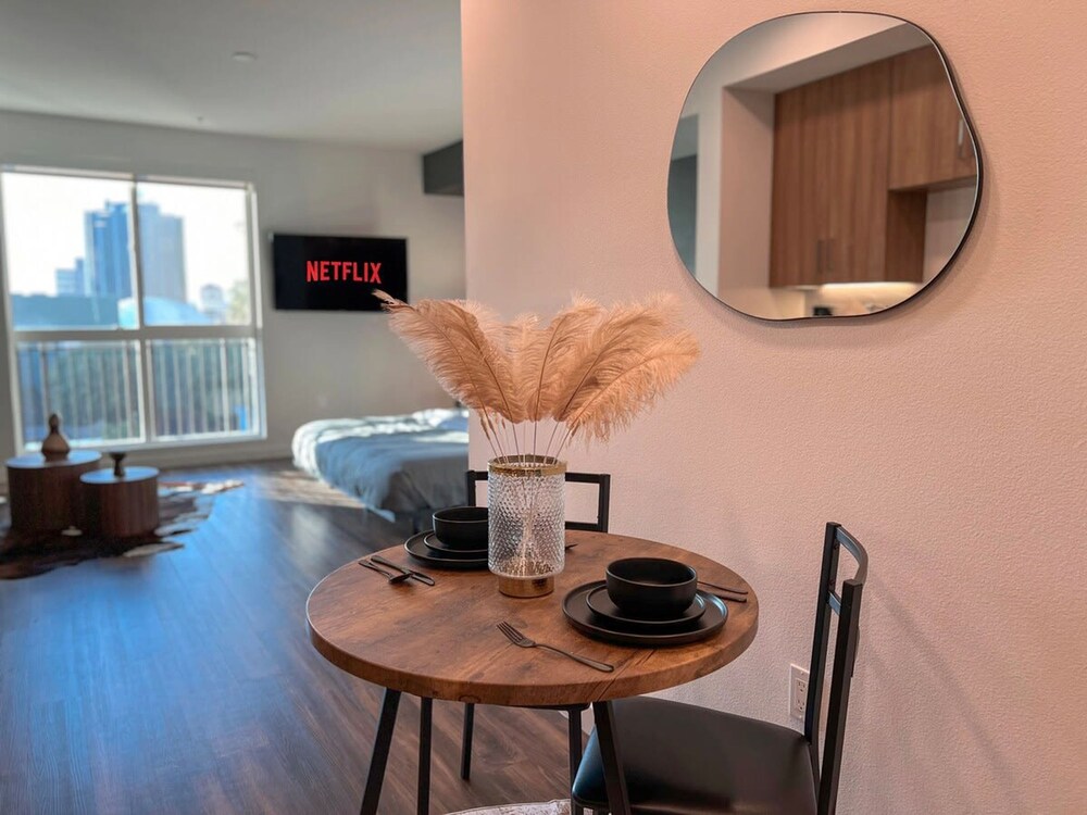 Modern Cosmopolitan APT Mid-hollywood Free Parking