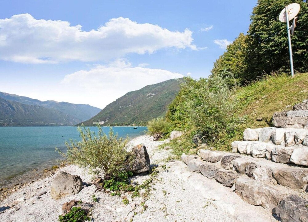 Charming Retreat With Hot Tub & Sauna Sleeps 4
