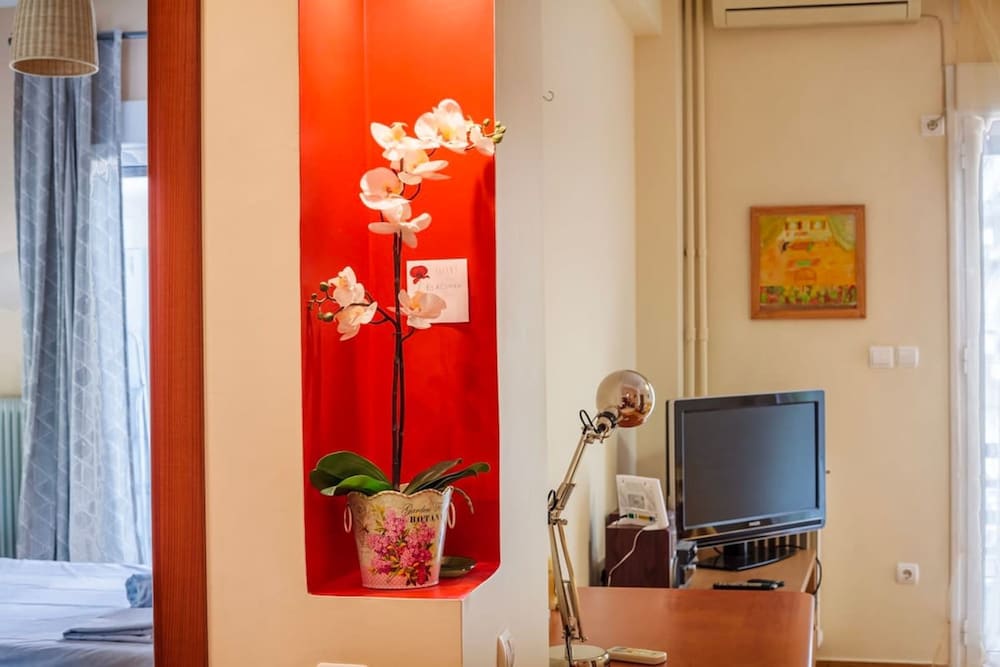 Athens Strawberry Hideaway - City Chic Retreat