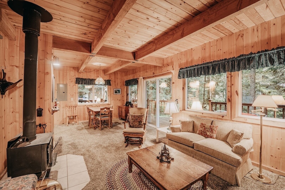 32mbr - Bbq - Pets Ok - Wood Stove - Sleeps 7 3 Bedroom Home by RedAwning
