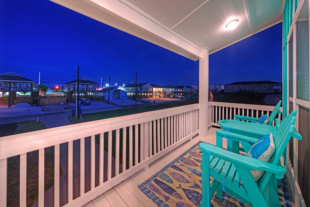 Family-friendly Beach Home Bbq, Patio & Fire Pit & Mins to Beach Bottom's Up by Avantstay