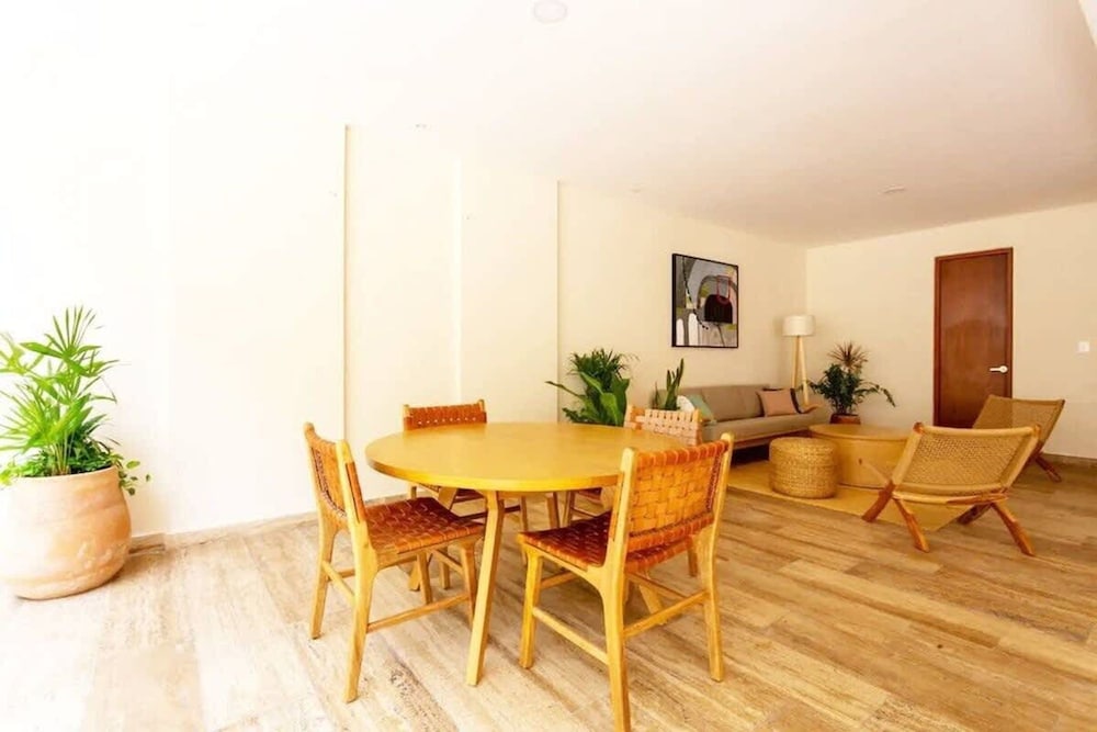 2 BR Amazing Pool Top Amenities Wifi 2FL Gym