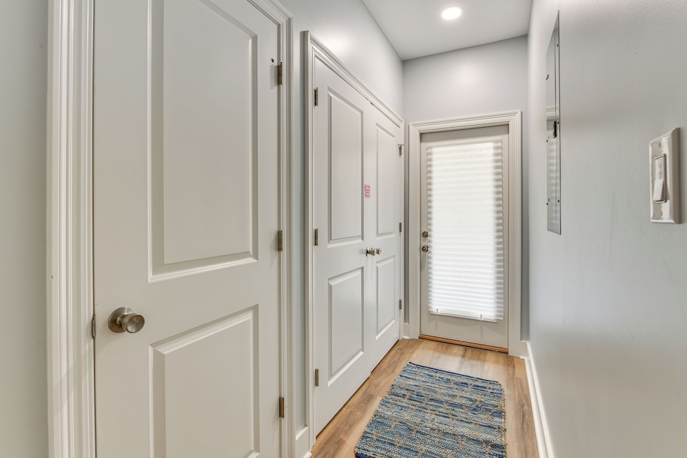 Walk to Beach & Harbor: Dtwn Pass Christian Home