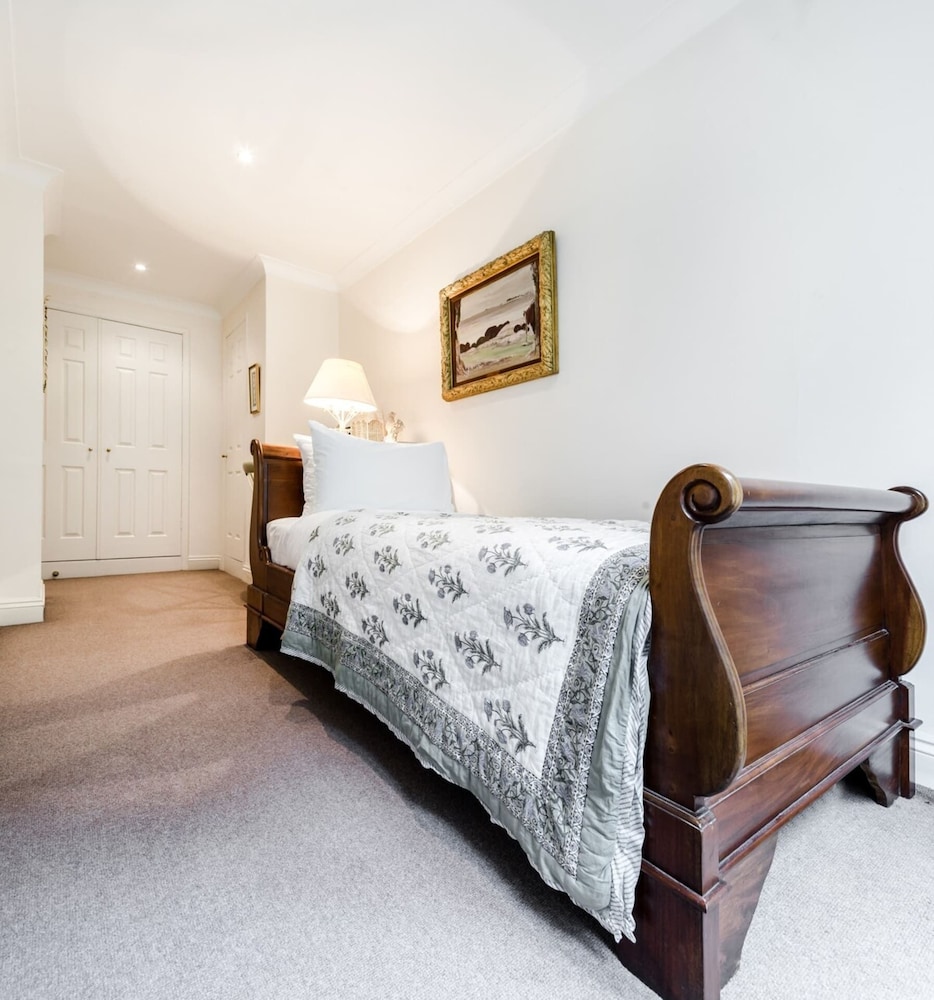 2 Bed 2 Bath Garden Flat in Victoria Pimlico