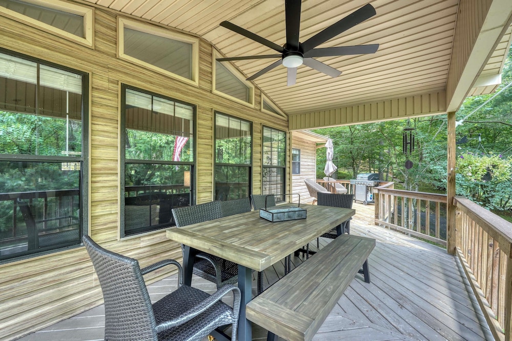 5 Mi to Dtwn Hiawassee: Creek-front Home w/ Deck