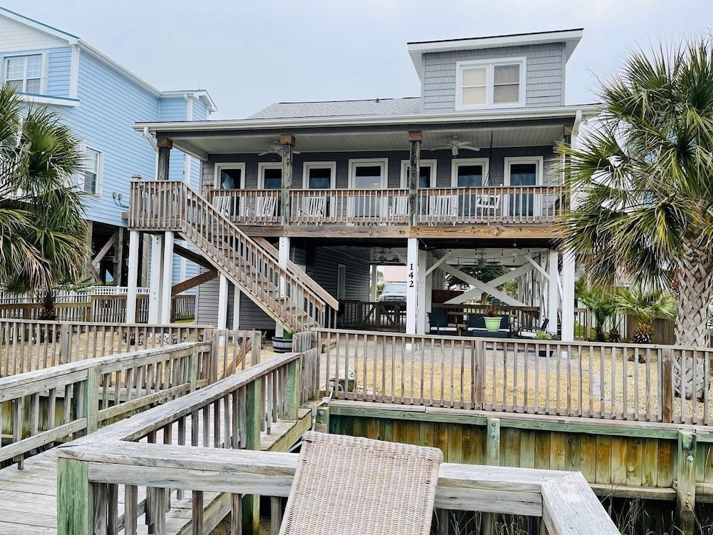 Beach Bells 4 Bedroom Home by RedAwning