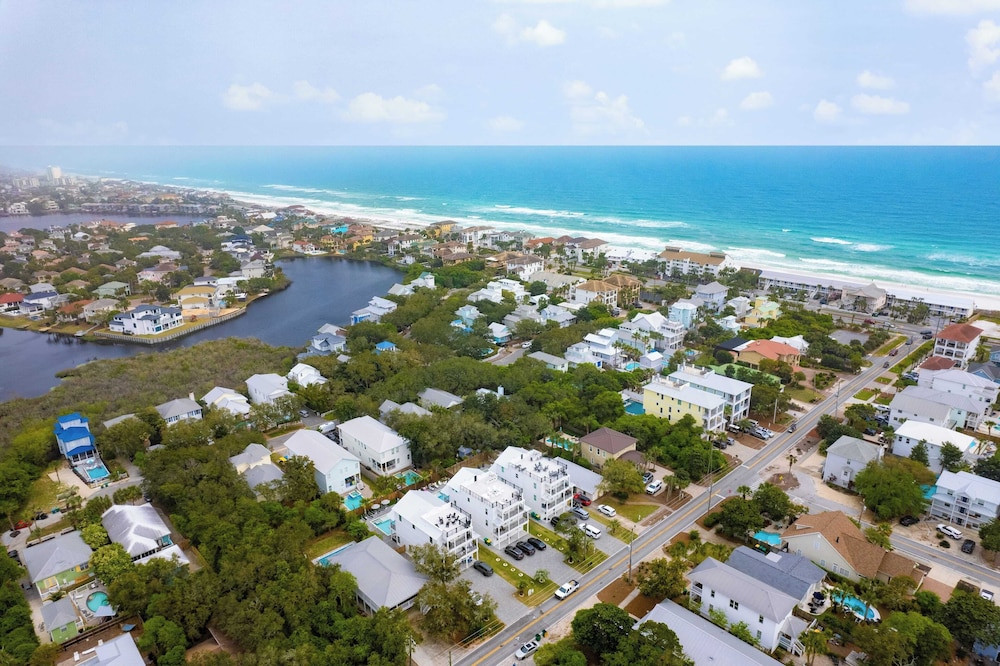 Dolphin Days by Avantstay Pool, 0.2mi to Beach!