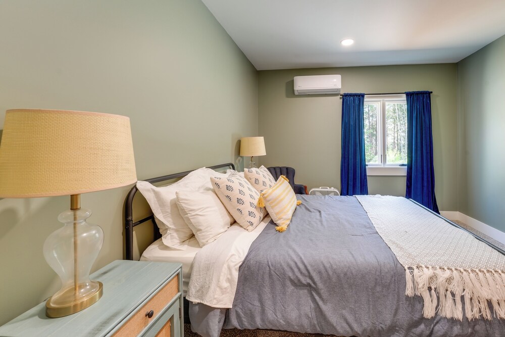 400 Acres on Lavender Mtn: Getaway w/ Hot Tub!