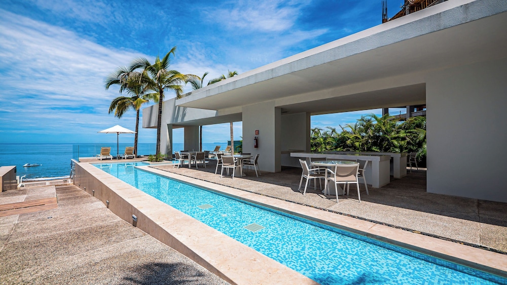 Gorgeous 1BR with Pools & Sea Views