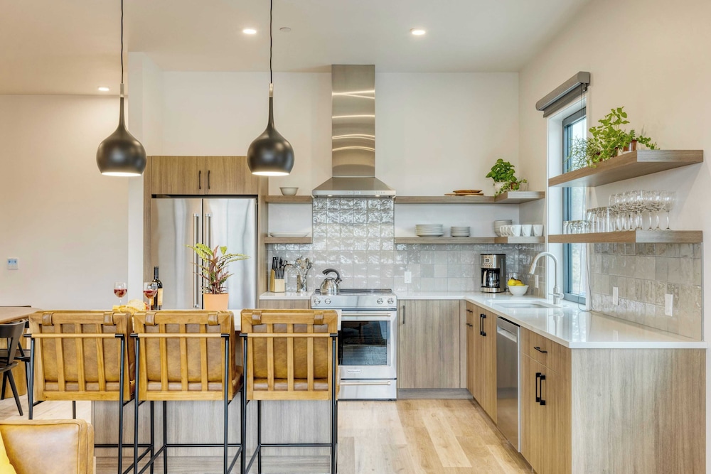 Sleeps 20, 4 Units 10bdr, Hot Tub, Near Old Bend + DT Aerie by Avantstay