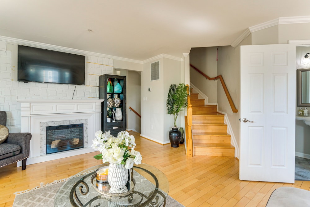 < 2 Mi to Dtwn Hagerstown: Townhome w/ Fireplace