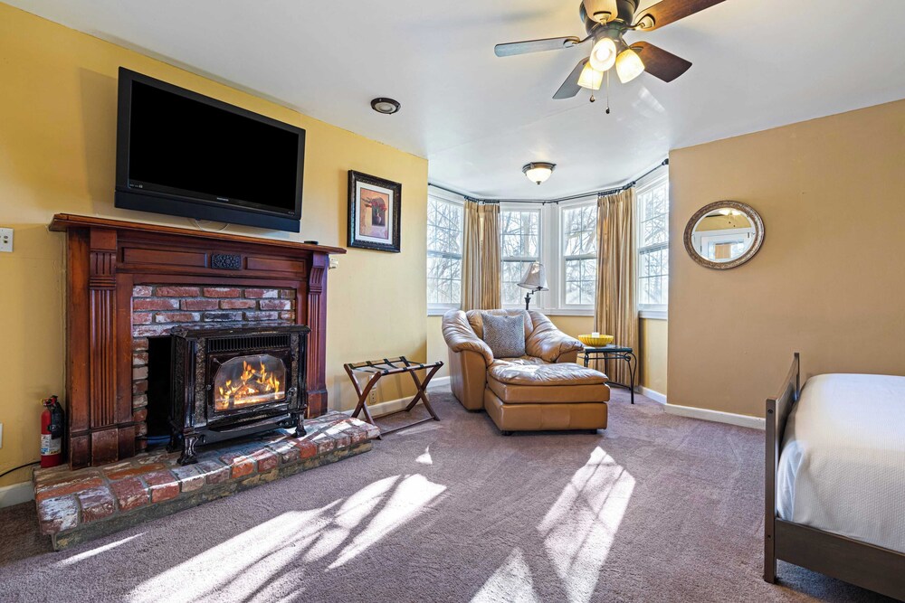 Victorian Manor In Paso Robles Wine Country + Pool, Hot Tub, Firepit, Tennis Court Sleeps 28