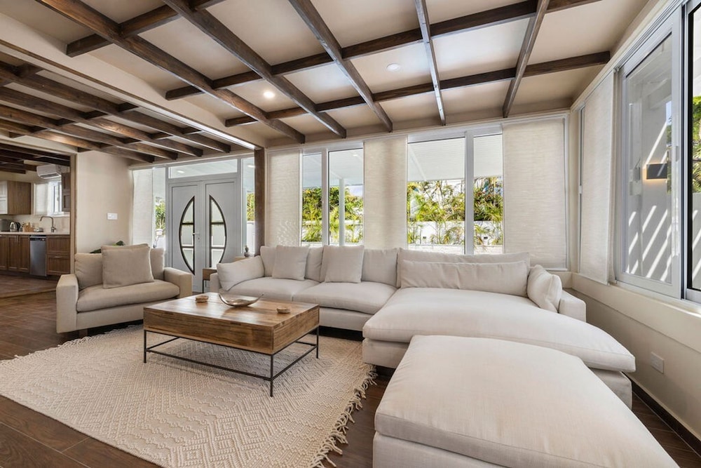 New 5 Bedroom Private Pool Near Superfood