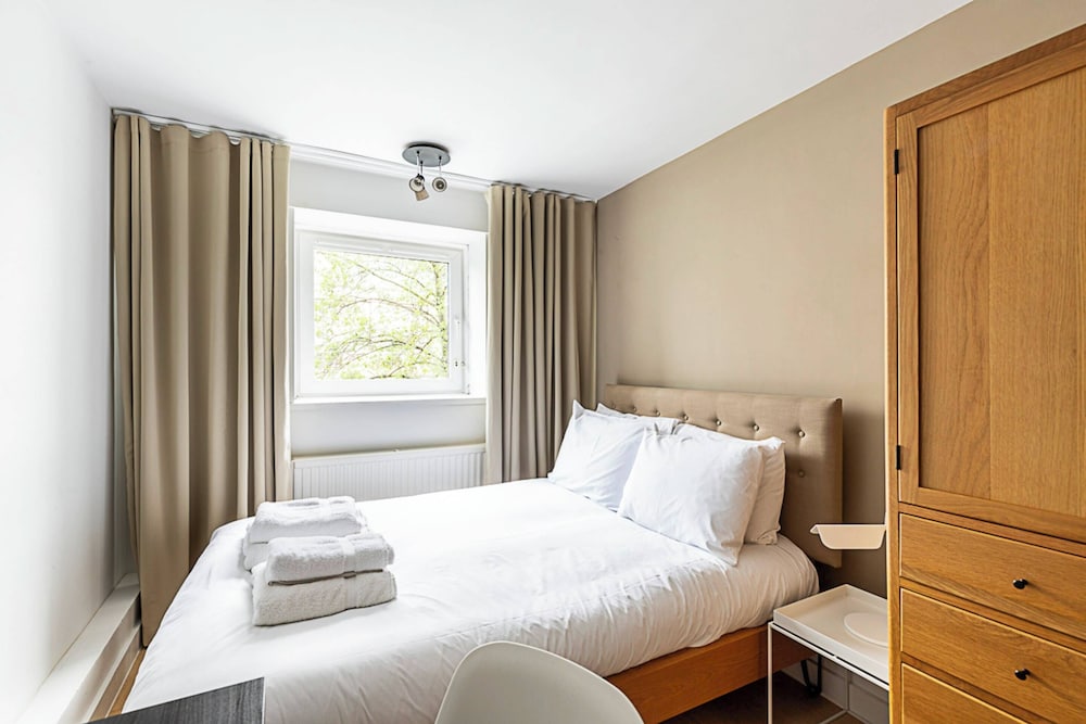 Sunny Belgravia Apartment With a Balcony view 5