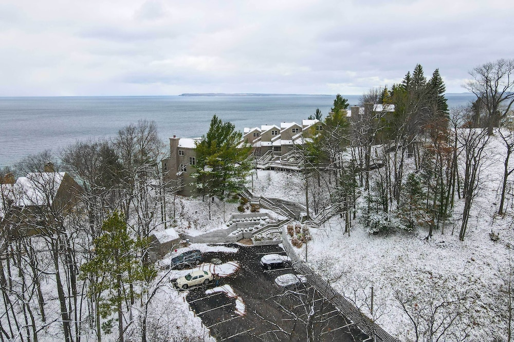 Glen Arbor Condo w/ Balcony & Ski/beach Access!