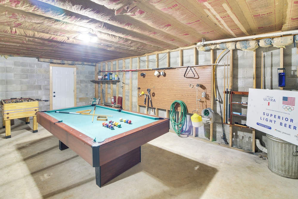 Family Home w/ Game Room! 1 Mi to Dale Hollow Lake