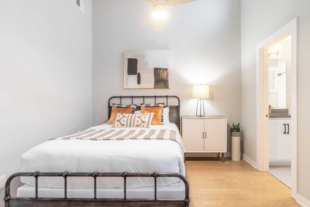 Monty by Avantstay 4bdr 4ba, Balcony w/ Outdoor Seating, 5mins to DT