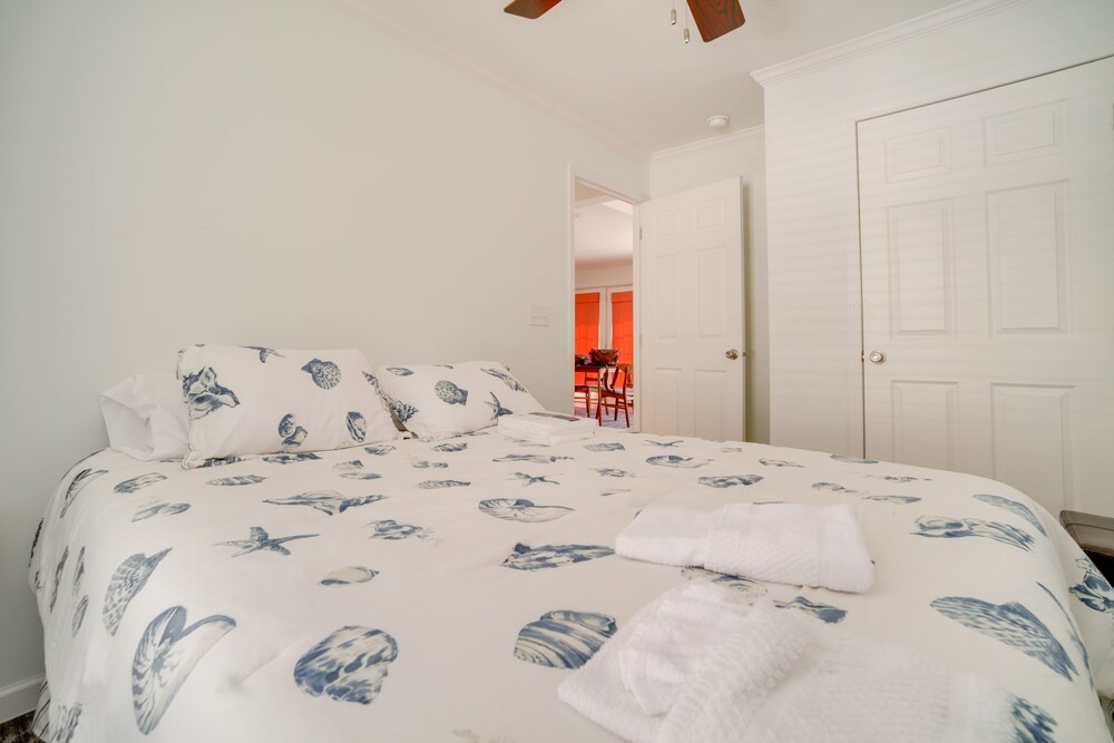 Charleston Home w/ Porch - 3 Mi to Folly Beach! view 5