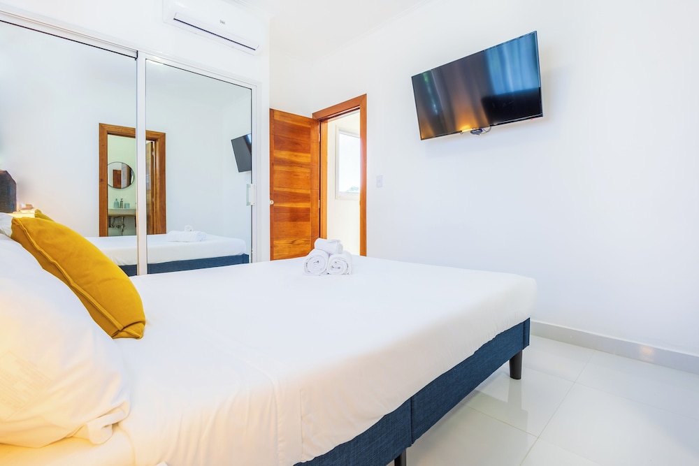 3-BR Villa with Pool & Rooftop Jacuzzi
