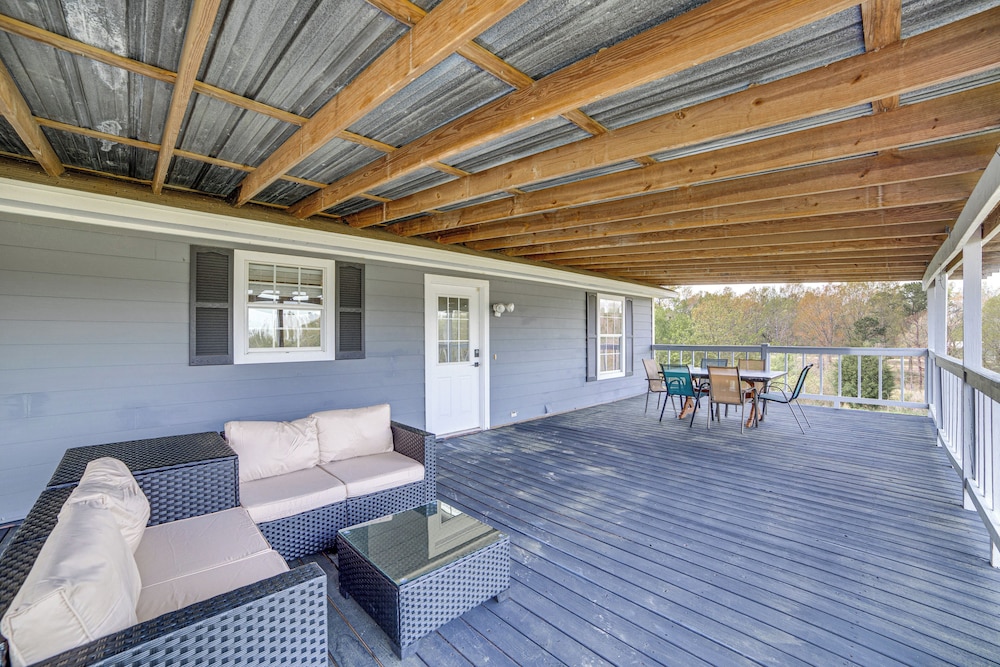 2 Mi to Lake Monticello: Home w/ Large Decks!