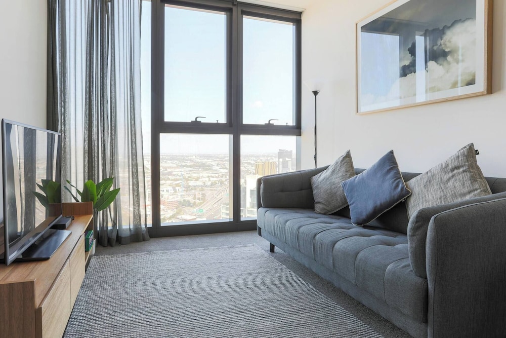 Southbank 2BR High City Views Enjoy Wine, Gym, Pool, Wifi