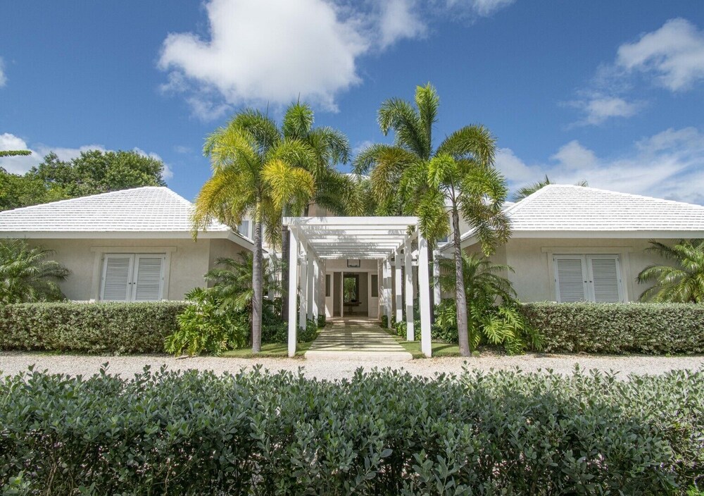 Golf-front Villa With Large Spaces Staff and Pool Situated in Luxury Beach Resort view 3