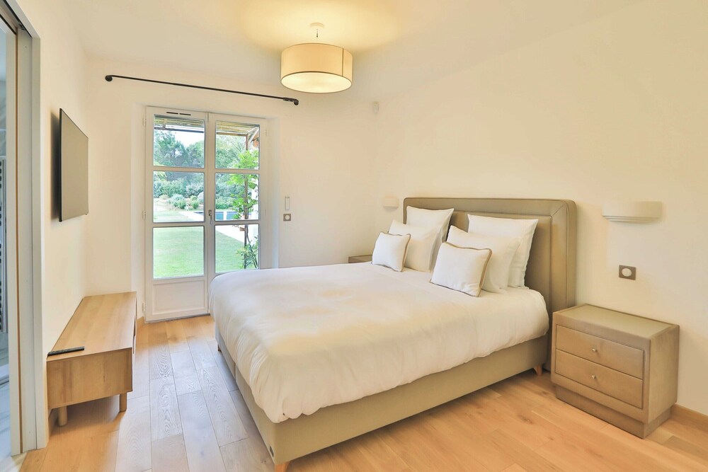 Magnificent Villa Overlooking the bay of Canebiers view 5