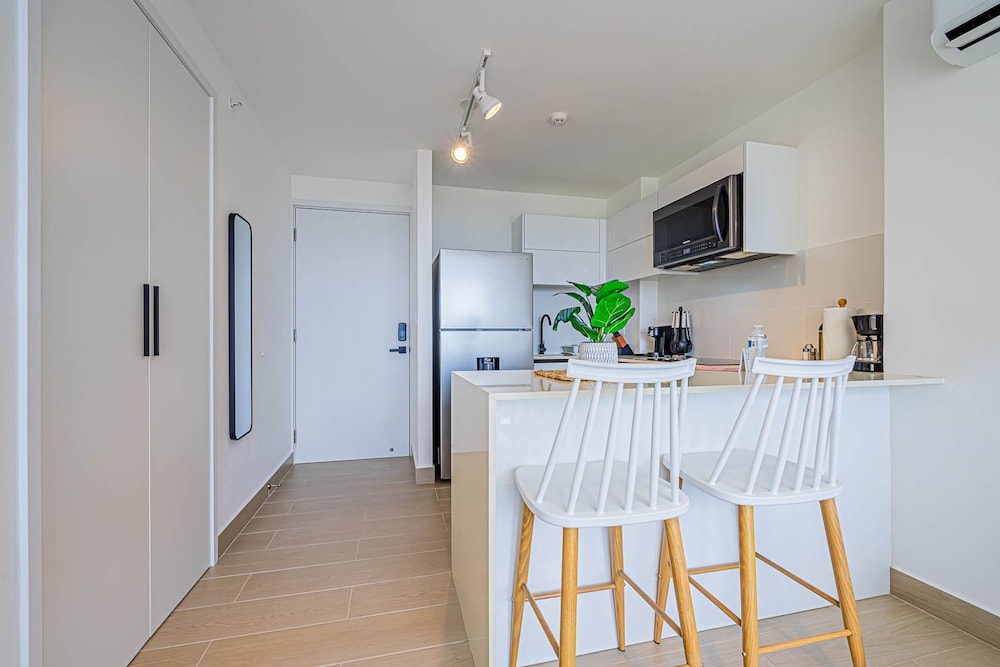 w Majestic 1BR w Stunning Balcony View