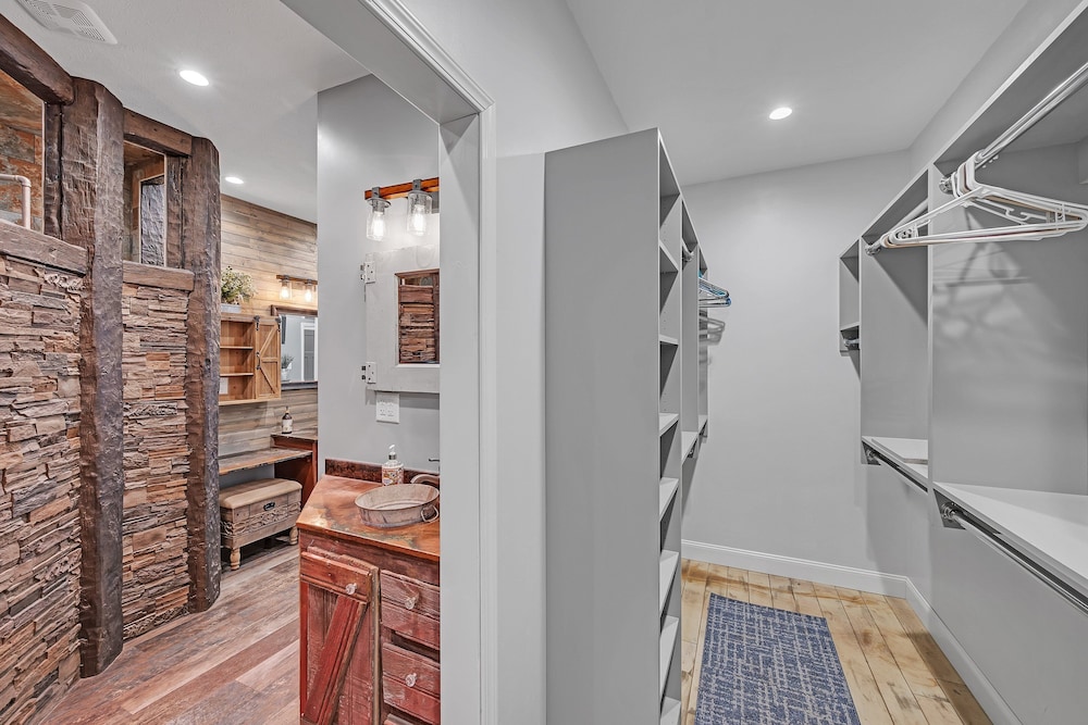 Lakeside Retreat With Hot Tub & Game Room 3 Bedroom Home