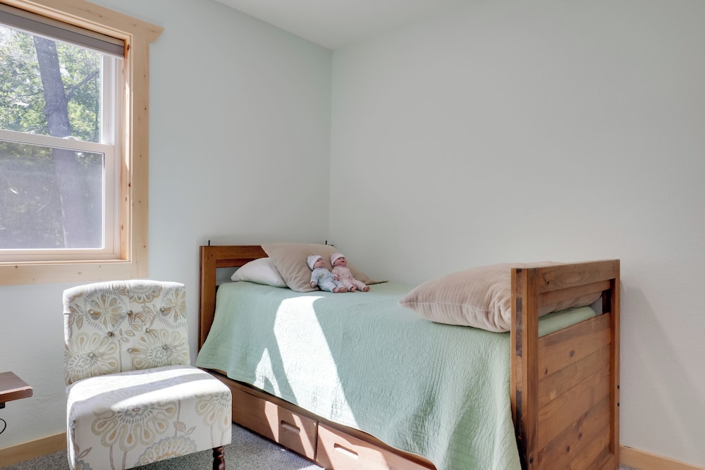 Paddle, Play & Relax: Home w/ Pioneer Lake Access!