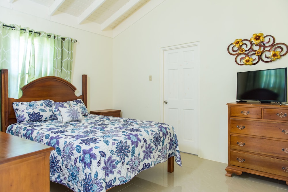 Ocho Rios Beach House at Dax Hall view 3