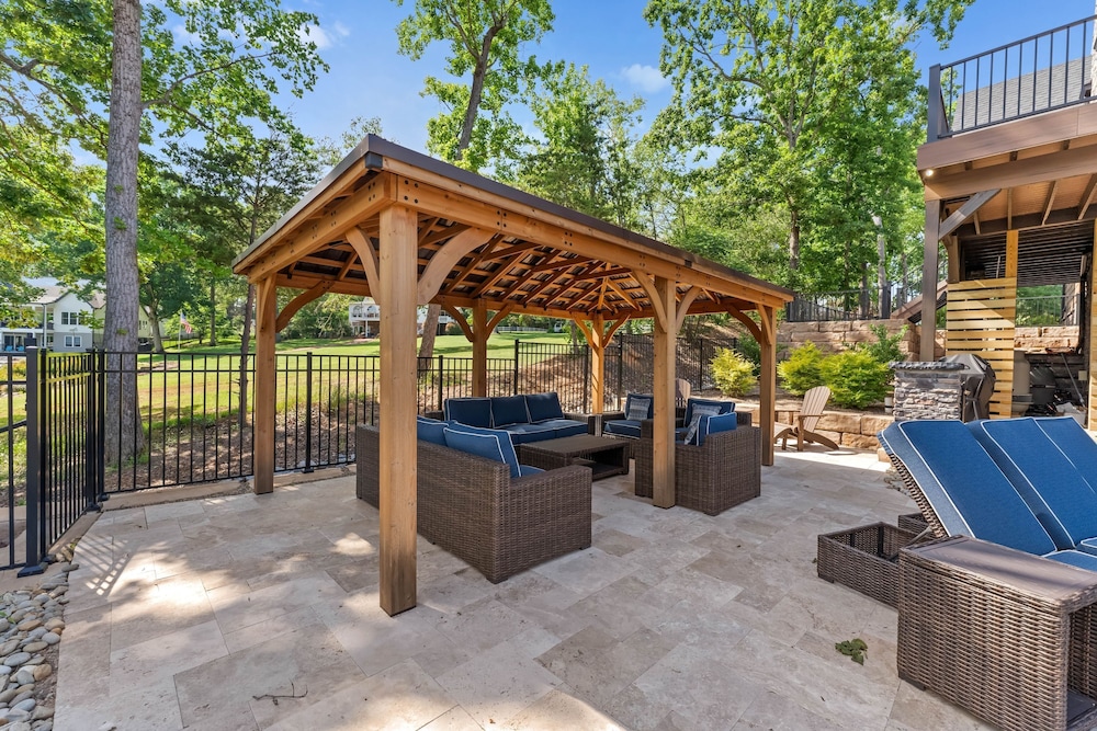 Black Bear Lodge by Avantstay Lakefront Dock Pool Theater Sleeps 20