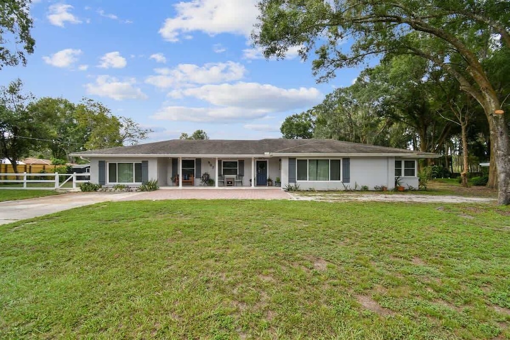 Spacious 4 Bedroom Entire Home, Tampa, Fire Pit