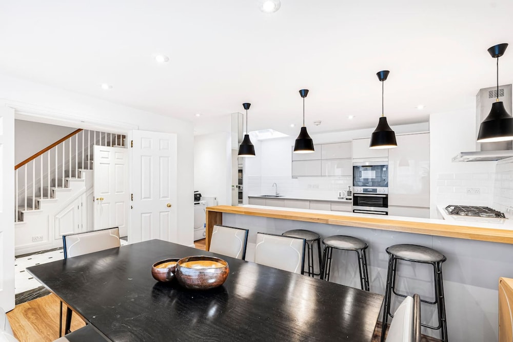 4-bed House Next To Harrods Pont Street Mews