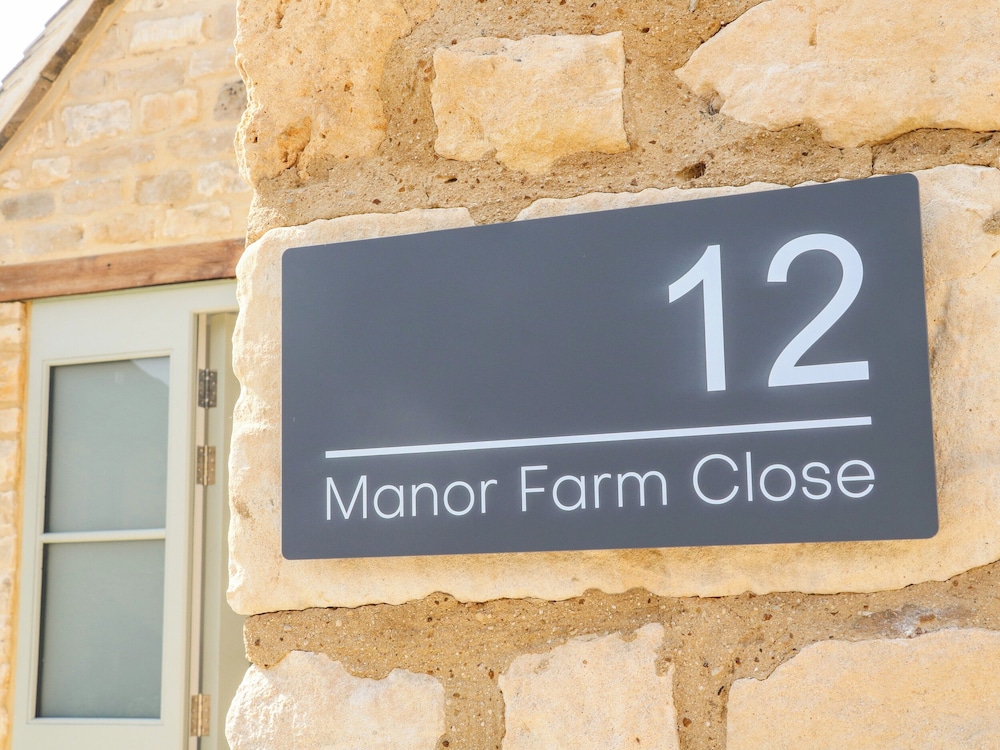 12 Manor Farm Close