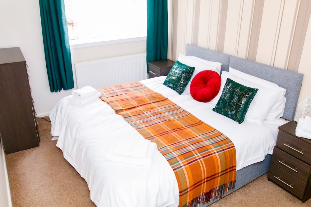 Newly Refurbished 3 Bedroom House B32 view 3