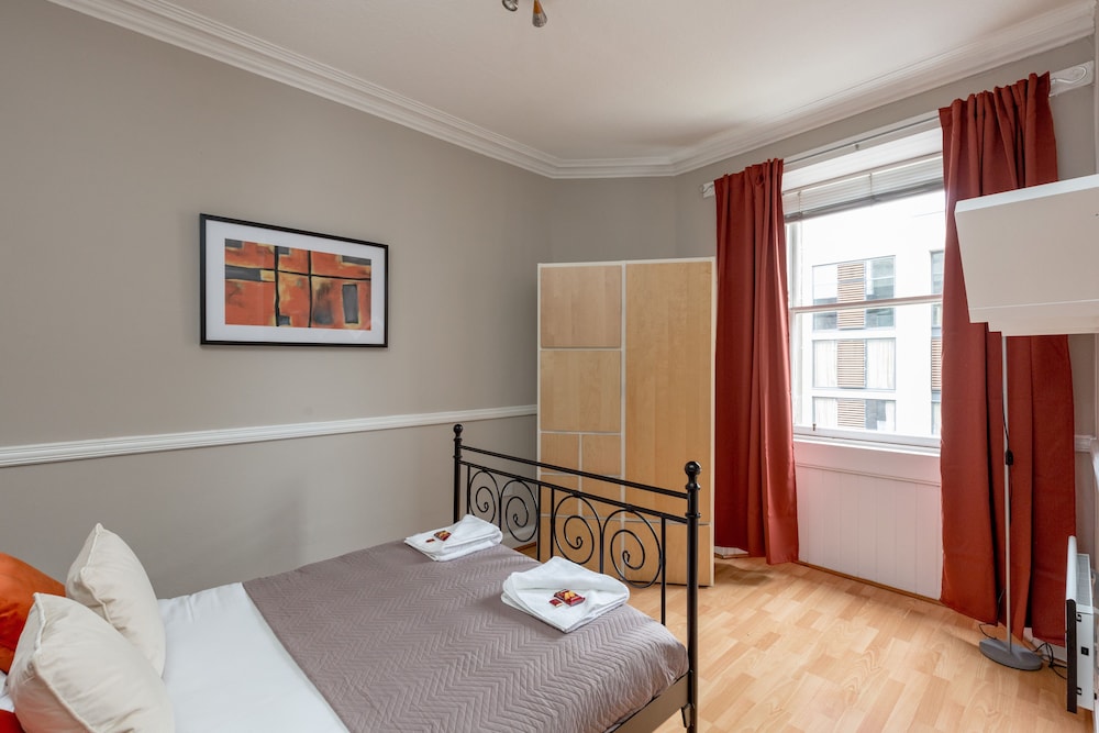 Silver Lining - St Leonard St Apartment view 5