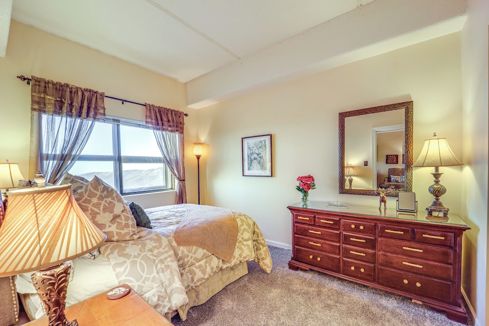 Slope Views & Ski In/out: Sugar Mtn Condo W/pool