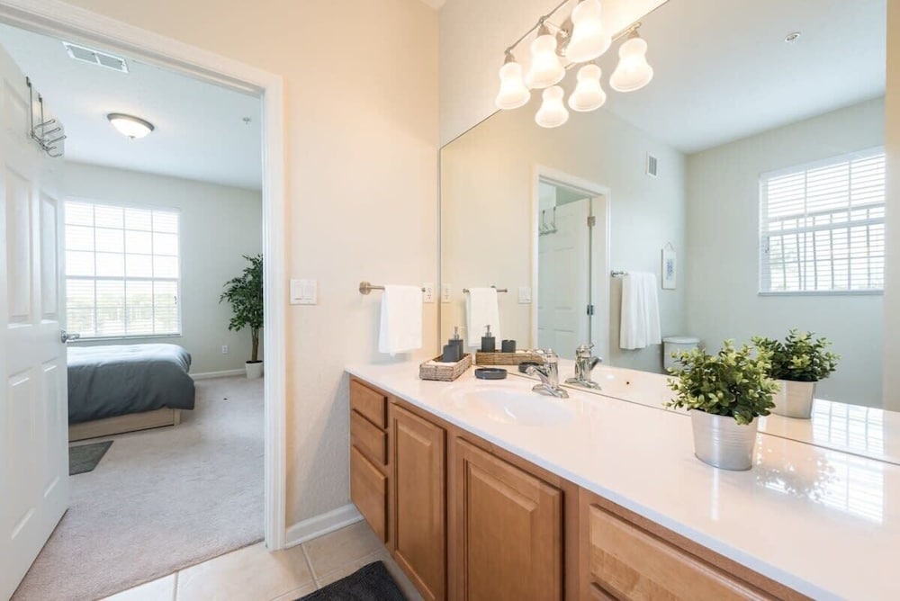 Beautiful Modern Condo in Prime Location
