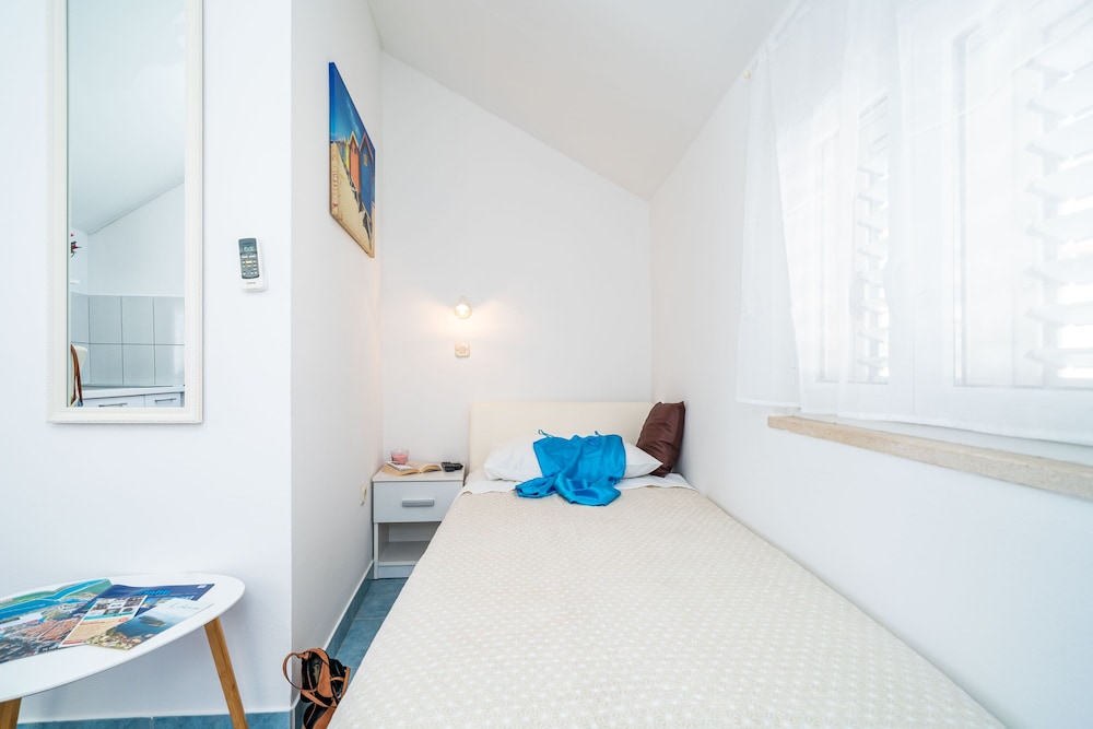 Jele Rooms