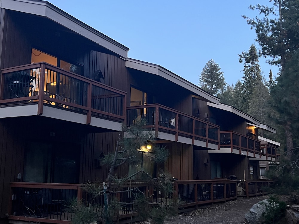 Eagles Nest Amazing Loft Condo in Yosemite West! view 2