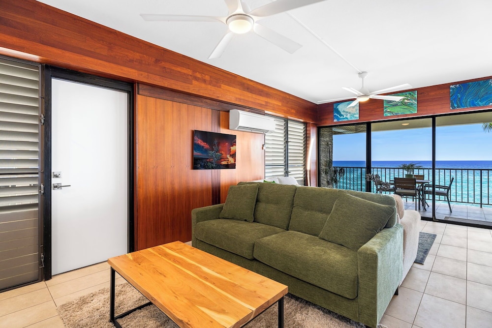 Oceanfront Elegance 2BR w/ Panoramic Views, Pool, Lanai + Concierge - Vrkcv