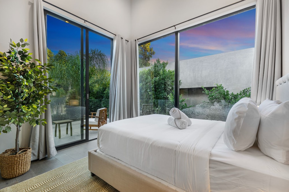 Coldwater Canyon - A Sophisticated & Elegant Estate - Image 5