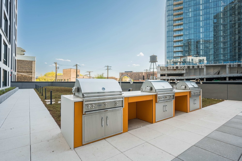 Large Group Lincoln Park 4BR Near Train More