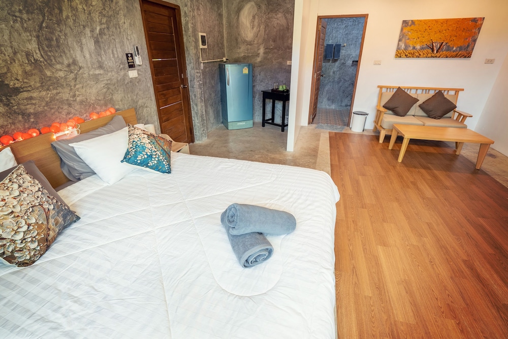 Tonmai Suites