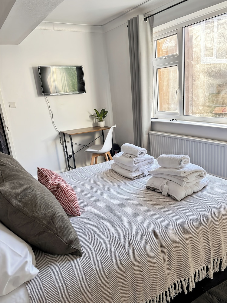 Relaxing Getaway With Hot Tub & Sauna Sleeps 6