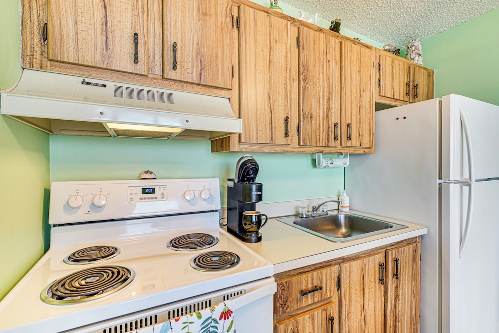 Beachfront Condo w/ Bay View in Fort Myers Beach!
