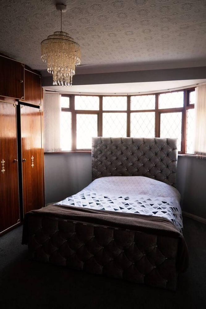 Captivating 3-bed House in Birmingham view 4